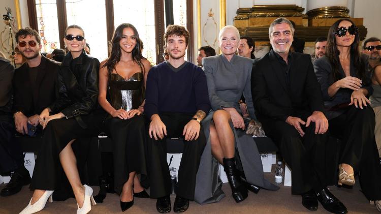 Klebber Toledo, Camila Queiroz, Bruna Marquezine, João Lucas, Xuxa, Junno e Sabrina Sato no desfile da marca de Sasha Meneghel Klebber Toledo, Camila Queiroz, Bruna Marquezine, João Lucas, Xuxa, Junno e Sabrina Sato no desfile da marca de Sasha Meneghel