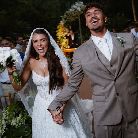 Isabella Arantes e Gabriel Medina se casaram em São Sebastião Isabella Arantes e Gabriel Medina se casaram em São Sebastião