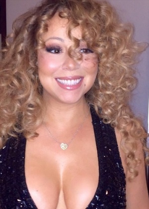 Mariah Carey compartilha imagem usando joia supostamente dada por seu namorado milionário