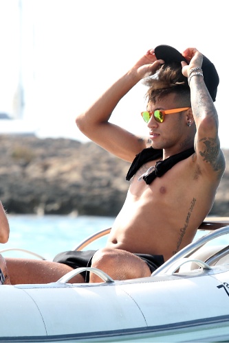 28.jul.2015 - De férias, Neymar aproveita dia de sol em praia de Ibiza, na Espanha