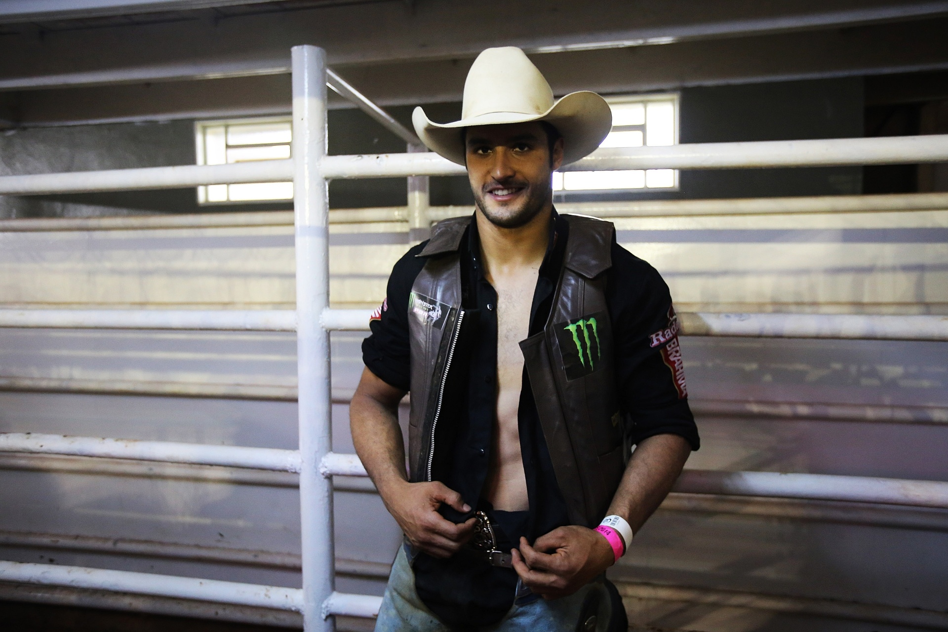 20.ago.2015 - André disse que a noiva não tem ciúmes porque ela também compete em rodeio na prova dos "Três Tambores". Ela tamém está em Barretos - Reinaldo Canato/UOL