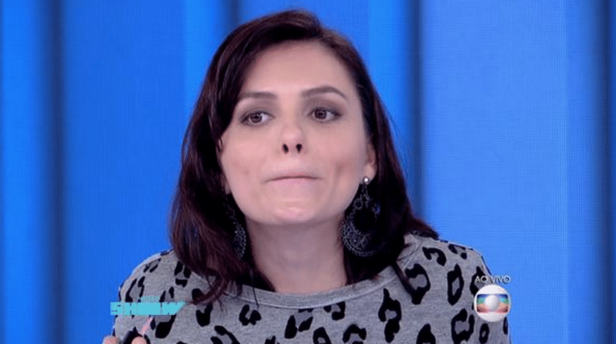 4.set.2015 - Monica Iozzi passou esmalte na boca durante o "Vídeo Show", da Globo, desta sexta-feira (4). A experiência não deu muito certo, já que os lábios da apresentadora ficaram colados