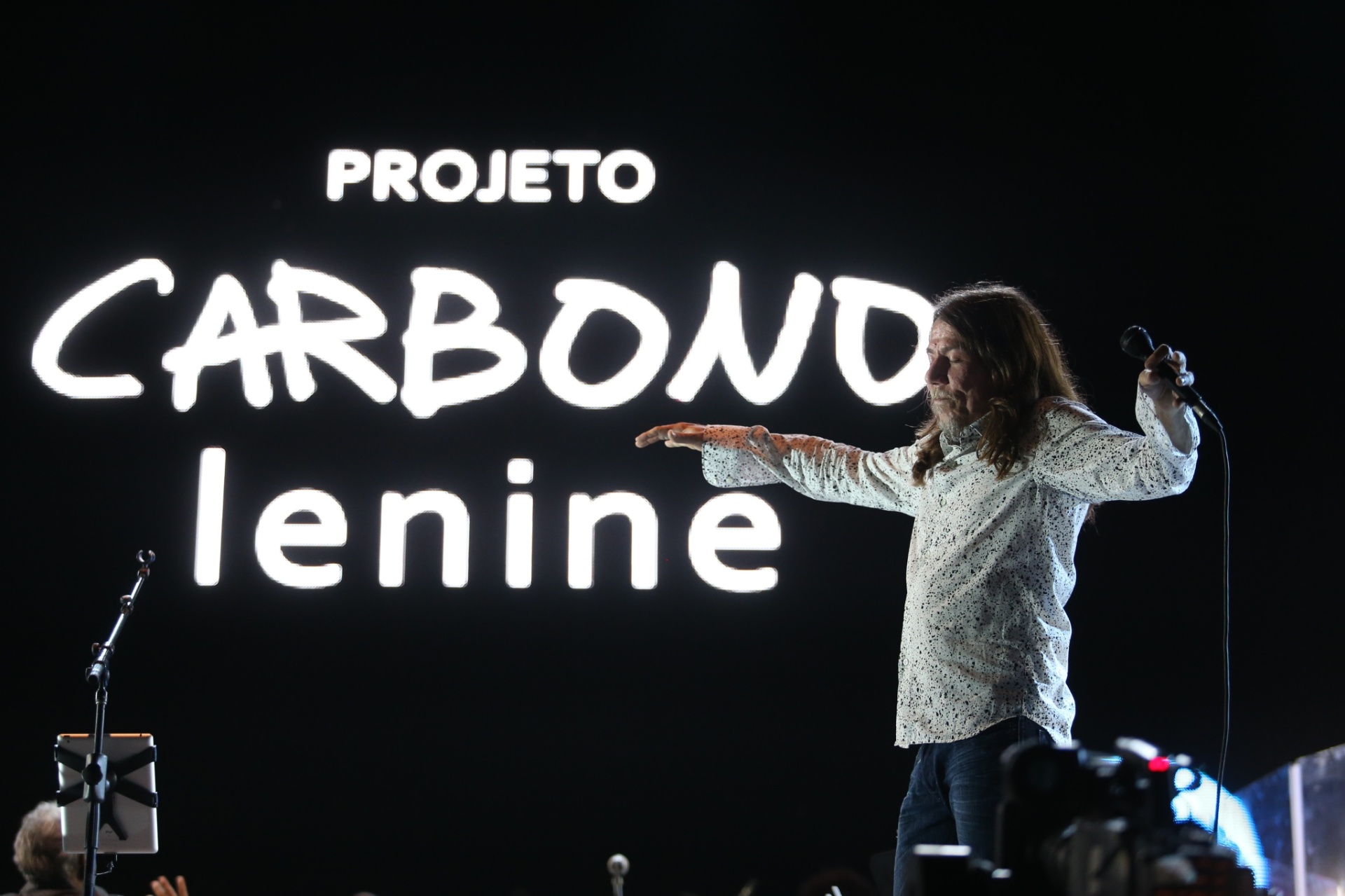 18.set.2015 - O músico Lenine apresenta seu novo projeto "Carbono" no palco Sunset, juntamente com diversos músicos, incluindo a banda Nação Zumbi. - Fábio Motta/Estadão Conteúdo