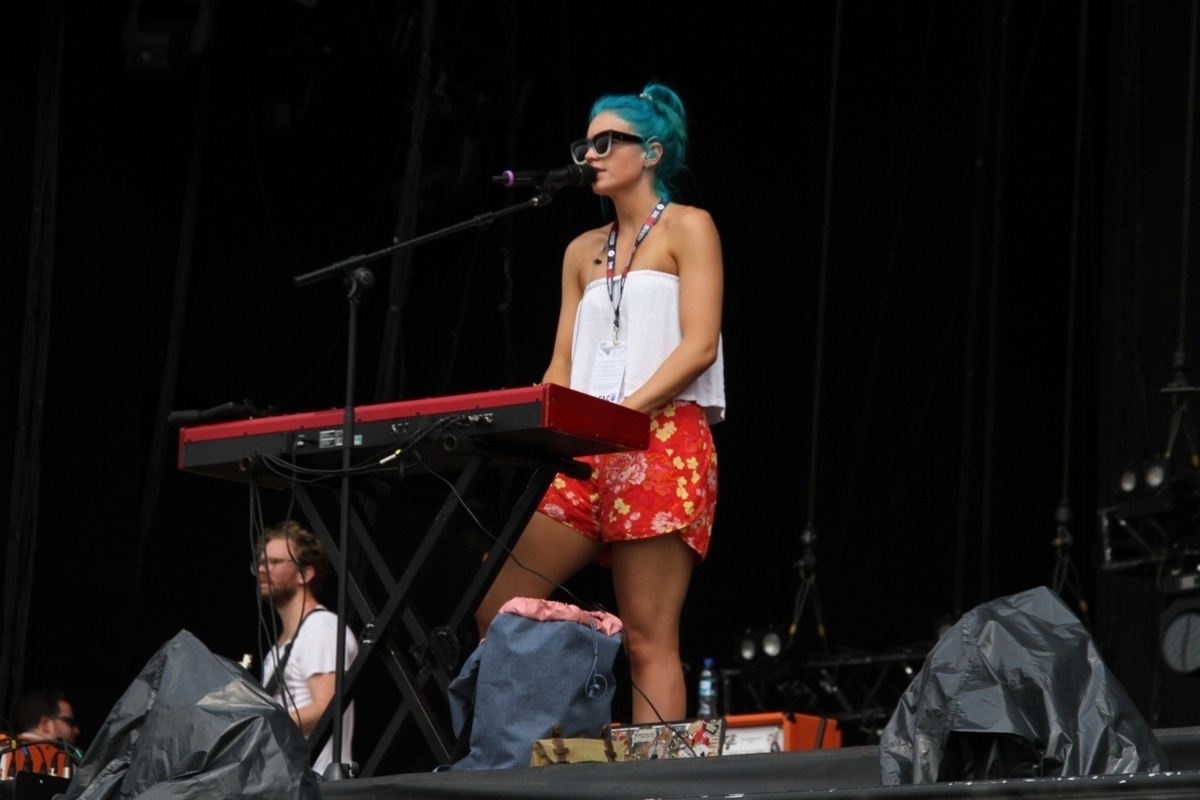 26.set.2015 - A banda Sheppard, que vai se apresentar no palco Mundo as 21h, passa o som no começo de tarde. O vocalista, George Sheppard, desceu a tirolesa enquanto testava o som. - Graça Paes/Foto Rio News