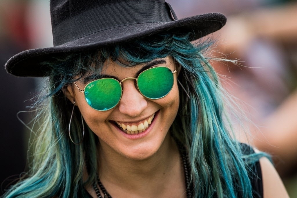 26.set.2015 - Com cabelos verdes combinando com as lentes dos óculos, garota se diverte no Rock in Rio - Eduardo Anizelli/Folhapress