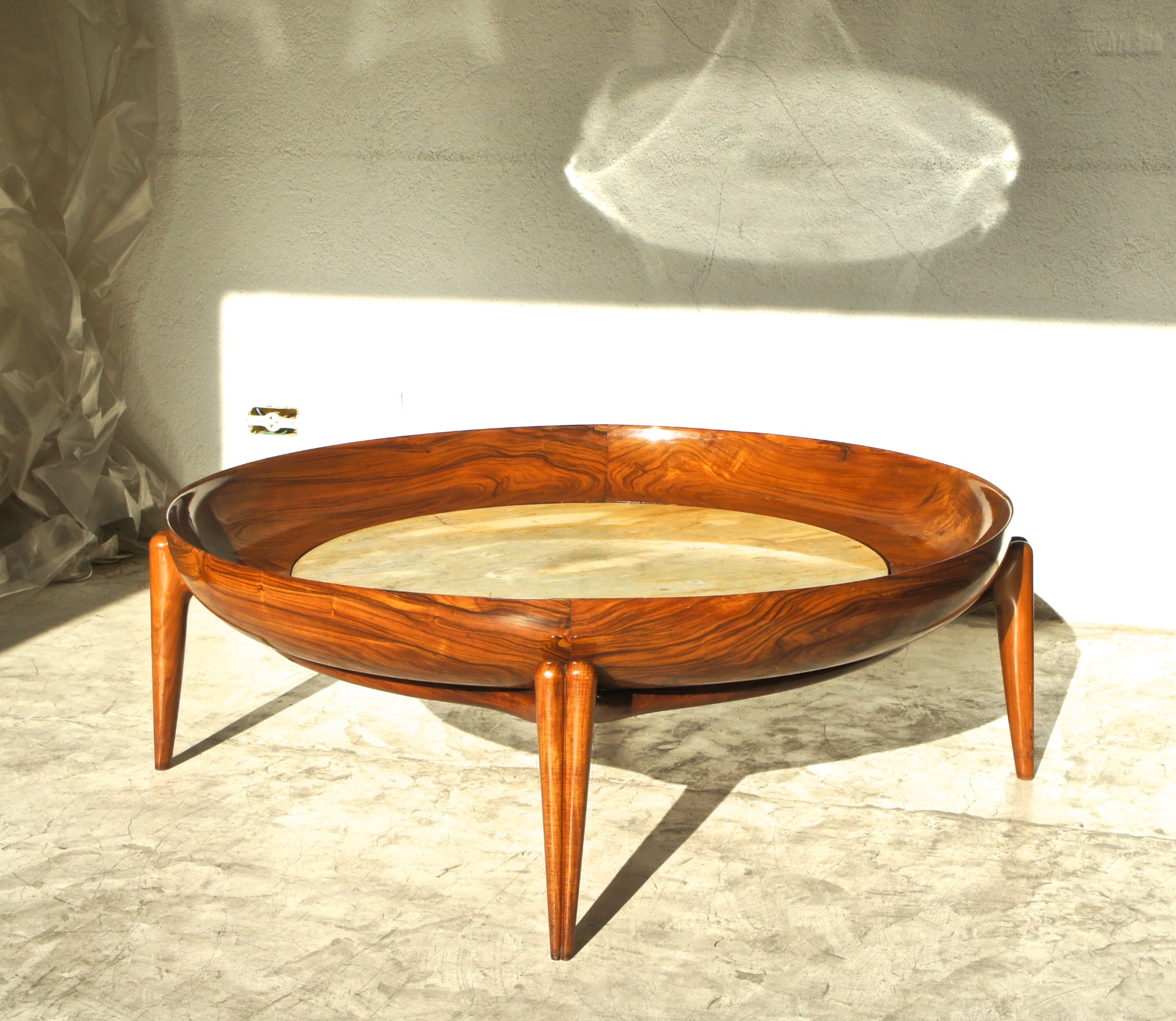 A mesa Maracanã foi criada em 1954, pelo arquiteto ítalo-brasileiro Giuseppe Scapinelli (1911-82), e une madeira e mármore. O designer trabalhou para o industrial Francesco Matarazzo e para outras famílias importantes da elite paulistana. O arquiteto desenvolvia, entre outros trabalhos, móveis modernos em madeira e utilizava-se de superfícies curvas, pés-palito e da incorporação de outros materiais ao lenho predominante - Divulgação