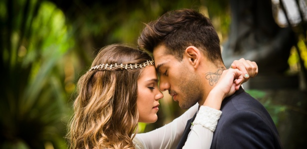 Alina (Pamela Tomé) e Uodson (Lucas Lucco) se casam em "Malhação - Seu Lugar no Mundo" - TV Globo/João Miguel Júnior