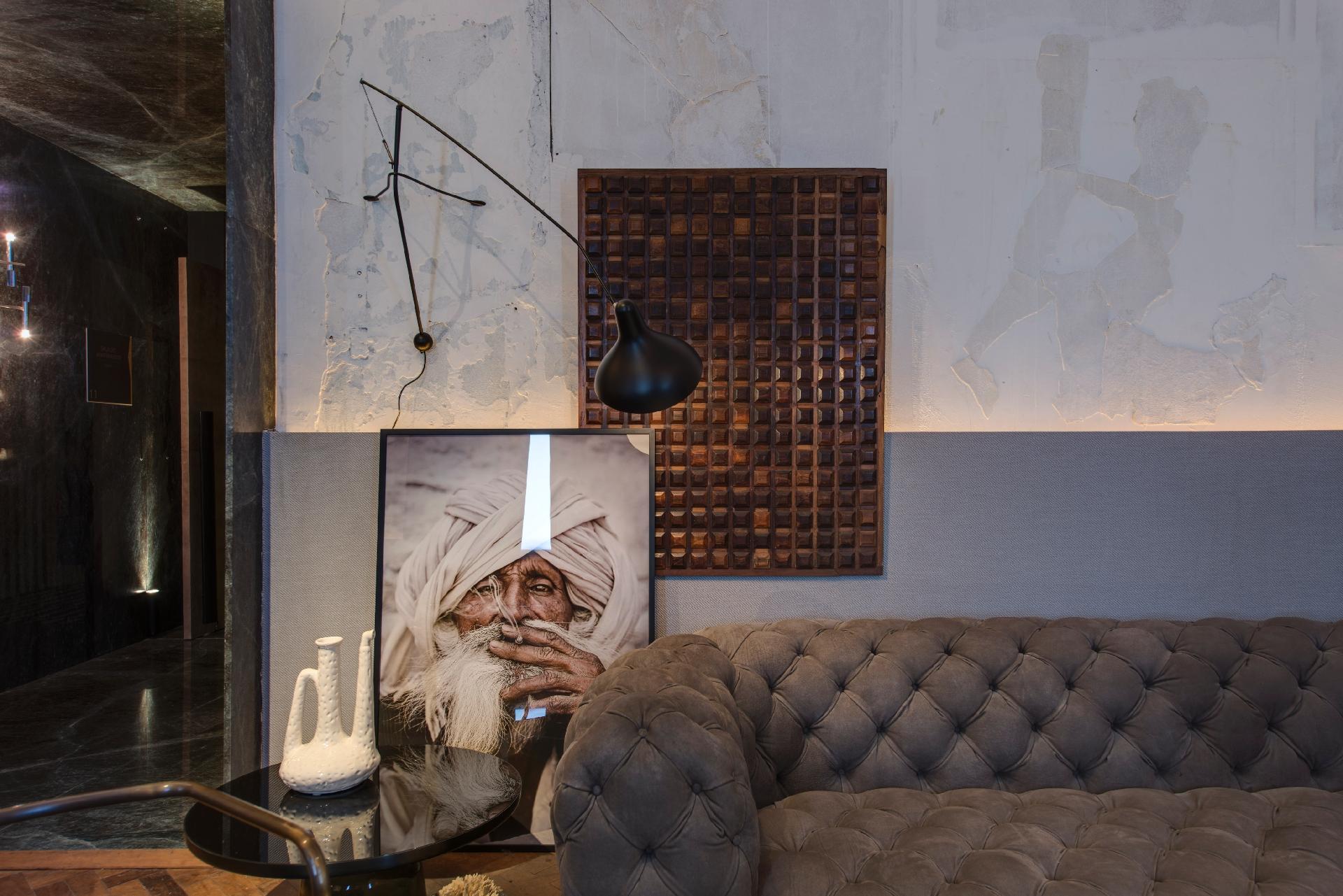 O espaço Sala do Apartamento, de Osvaldo Tenório, está localizado no térreo da Casa Cor SP 2016, que tem como inspiração as fotos da americana Francesca Woodman. A decoração conta com mobiliário italiano, peças de desenho autoral de Tenório, além de um painel de jacarandá - Katia Kuwabara/UOL