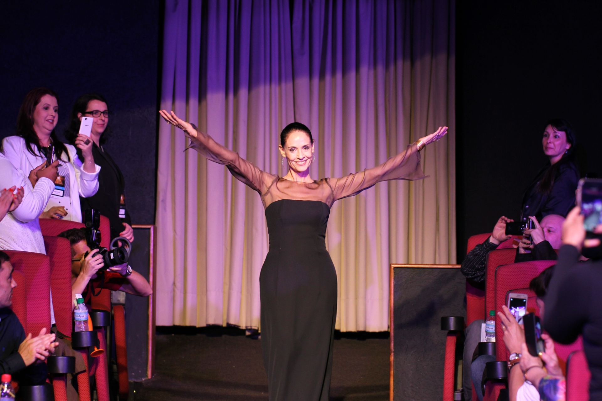 26.ago.2016 - Sonia Braga é aplaudida ao receber o prêmo Oscarito pelo conjunto de sua obra - Edison Vara/Pressphoto