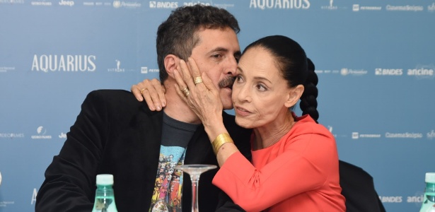 29.ago.2016 - O cineasta Kleber Mendonça Filho beija Sonia Braga durante coletiva do filme "Aquarius" em São Paulo - Leo Franco/AgNews