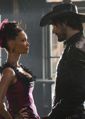 Thandie Newton e Rodrigo Santoro em cena da primeira temporada de "Westworld" - Divulgação/HBO - Divulgação/HBO