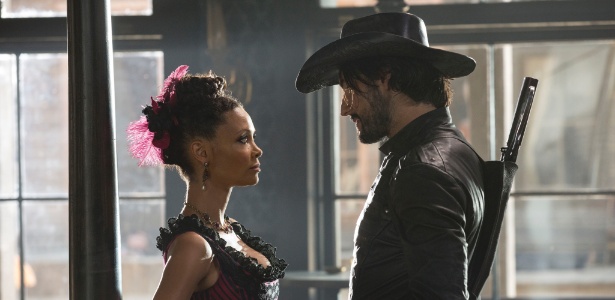 Thandie Newton e Rodrigo Santoro em cena da primeira temporada de "Westworld" - Divulgação/HBO