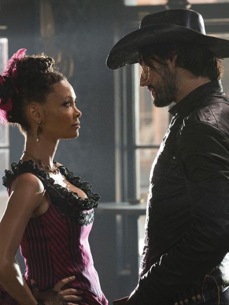 Thandie Newton e Rodrigo Santoro em cena da primeira temporada de "Westworld" - Divulgação/HBO - Divulgação/HBO