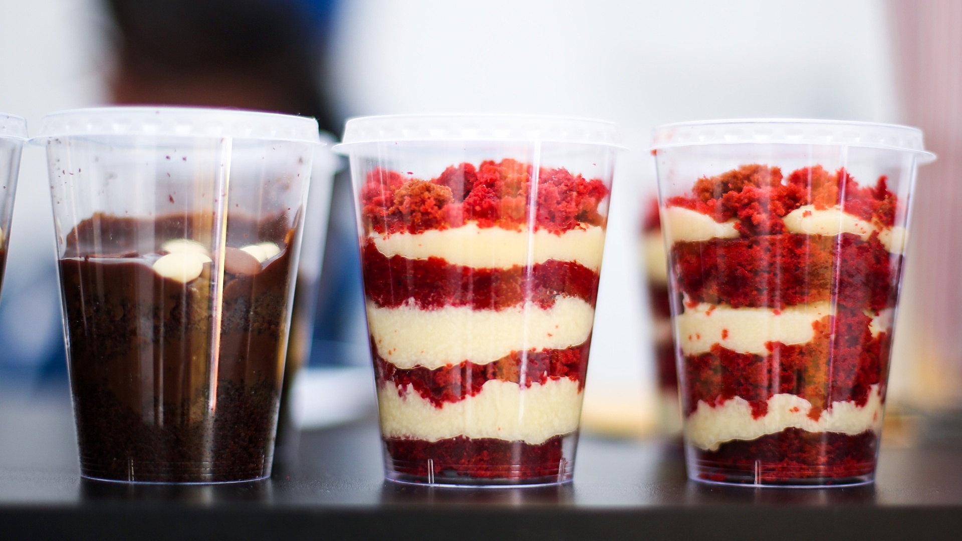 29.out.2016 - Evento em homenagem a "Gilmore Girls" teve cardápio especial inspirado em Stars Hollow, cidade fictícia da série. Entre as guloseimas, estavam bolos servidos em copos - Ricardo Matsukawa/UOL