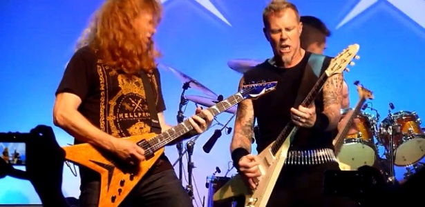 Hetfield (à dir.) toca com o ex-desafeto Dave Mustaine em show do Metallica em 2011 - Reprodução - Reprodução