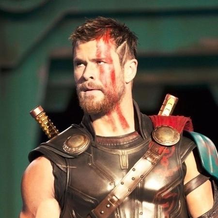 Thor (Chris Hemsworth) aparece de cabelo curto e sem o martelo nas primeiras imagens de "Thor 3: Ragnarok" - Entertainment Weekly