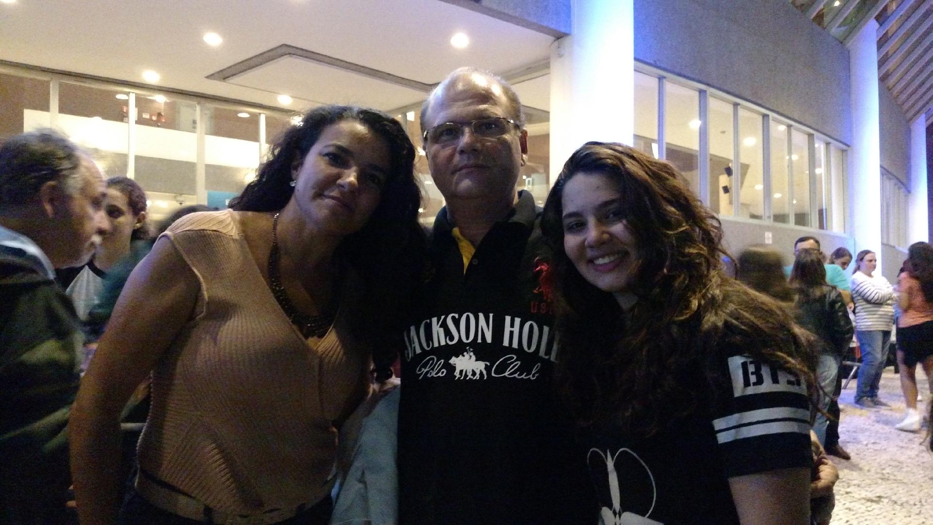 Mãe, pai e filha, Roberta Papetti, Roberto Papetti e Maiara Papetti assistiram aos show do BTS em família - Renata Nogueira/UOL