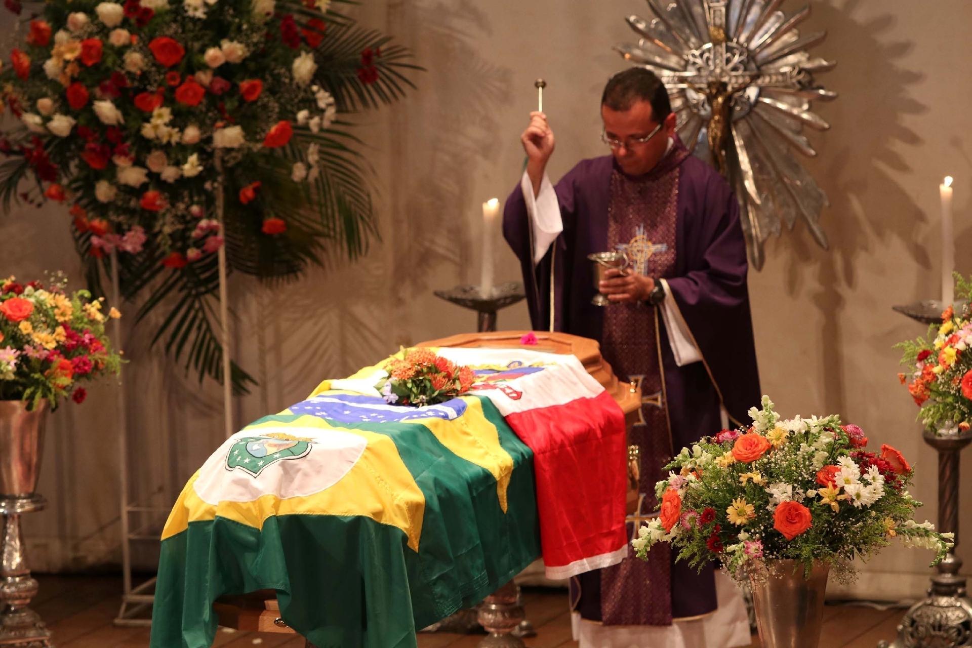 Amigos e familiares se despedem de Belchior no teatro São João, em sua cidade natal, em Sobral (CE) - Wellington Macedo/Futura Press/Estadão Conteúdo