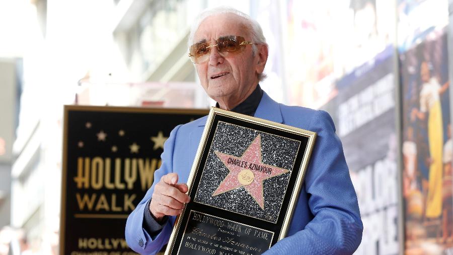 O cantor francês Charles Aznavour posa com a estrela na Calçada da Fama de Hollywood - Mario Anzuoni/Reuters