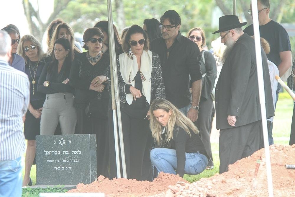 Pai do ator Luciano Szafir e avô de Sasha Meneghel, Gabriel Szafir foi enterrado neste domingo (24) no cemitério israelita do Butantã, em São Paulo. Luciano Szafir e Beth Szafir prestaram suas últimas homenagens. O empresário tinha 83 anos e estava tratando um câncer de próstata, além de ter Alzheimer - Amauri Nehn/Brazil News