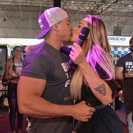 Separados, Felipe Franco e Juju Salimeni se beijam durante feira fitness - Reprodução/Instagram/brtradingfitness