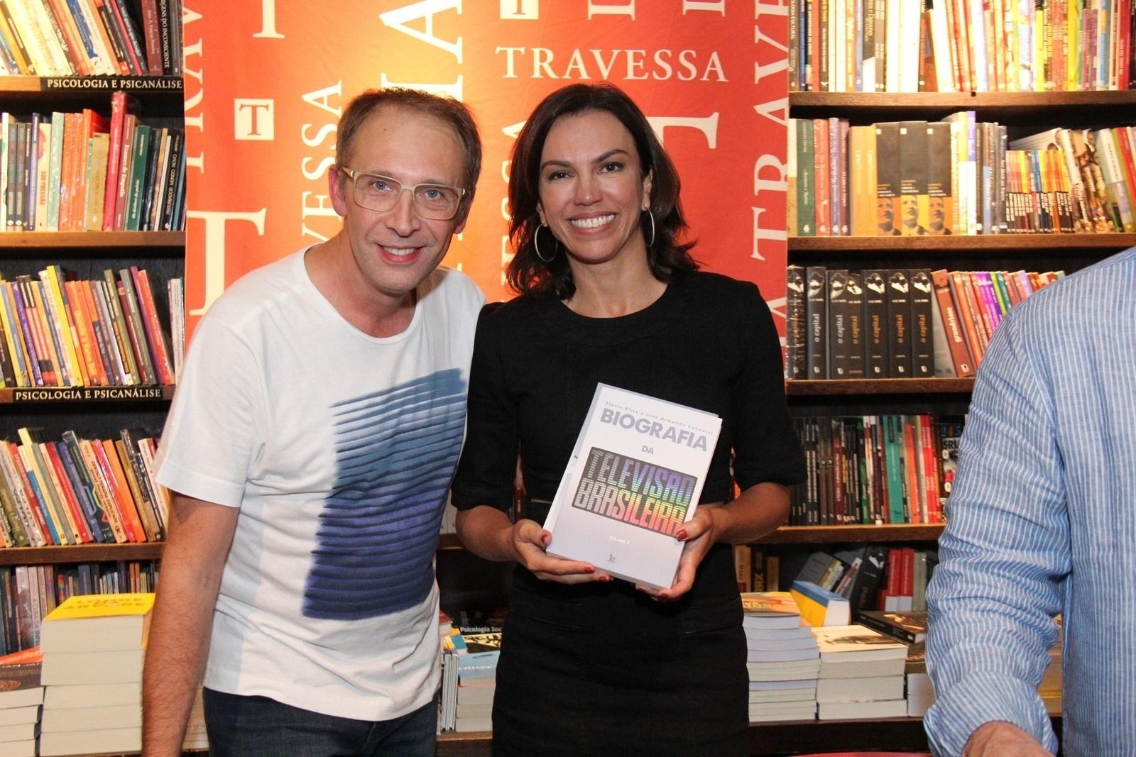 A jornalista Ana Paula Araújo no lançamento da "Biografia de Televisão Brasileira", dos jornalistas Flávio Ricco e José Armando Vannucci, no Rio - Wallace Barbosa/AgNews