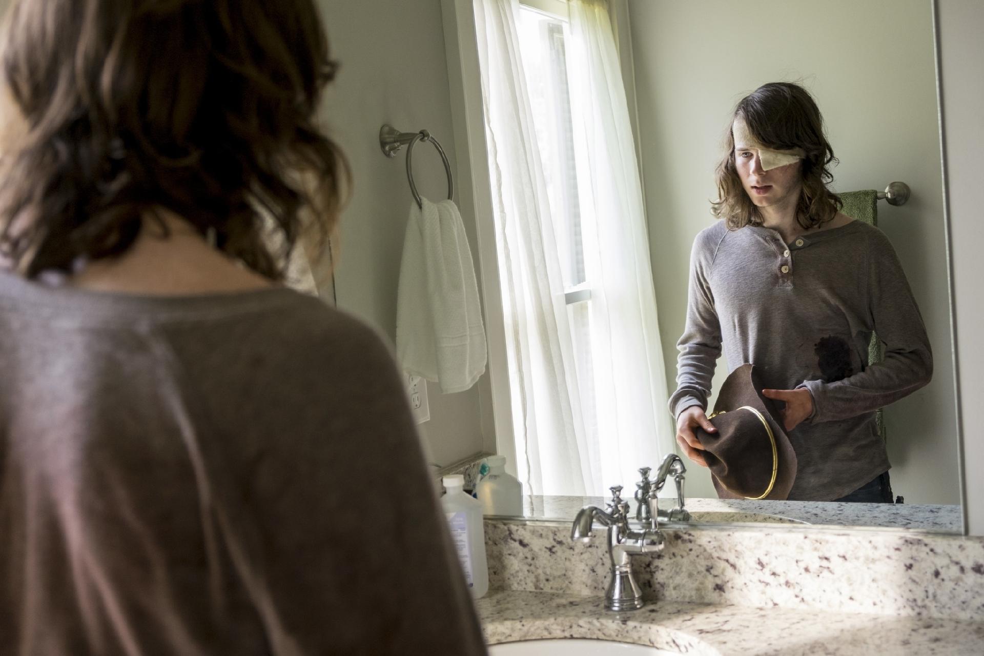 Carl (Chandler Riggs) encara ferimento no espelho  em cena do nono episódio da oitava temporada de "The Walking Dead" - Divulgação