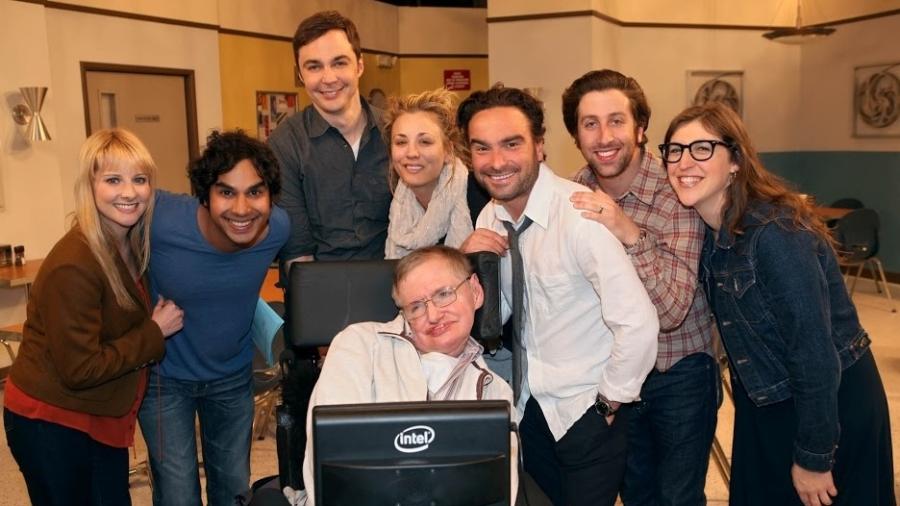 Stephen Hawking posa com o elenco de The Big Bang Theory - Divulgação