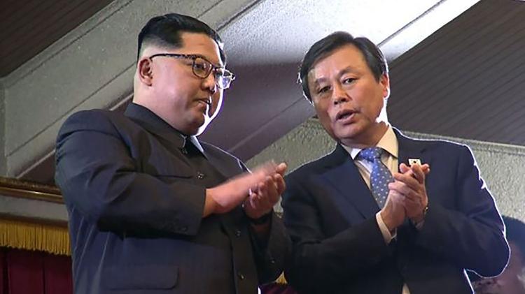 Kim Jong-un assistiu ao espetáculo ao lado do ministro de Cultura sul-coreano, Do Jong-whan - AFP - AFP