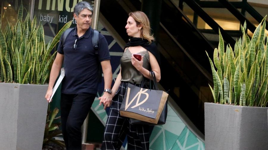 William Bonner faz compras com a namorada, Natasha Dantas, em shopping no Rio de Janeiro - AgNews