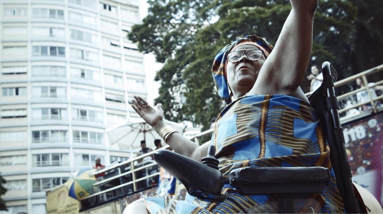 Resultado de imagem para Na cadeira de rodas, mãe é a 1ª cadeirante negra do Theatro Municipal de SP