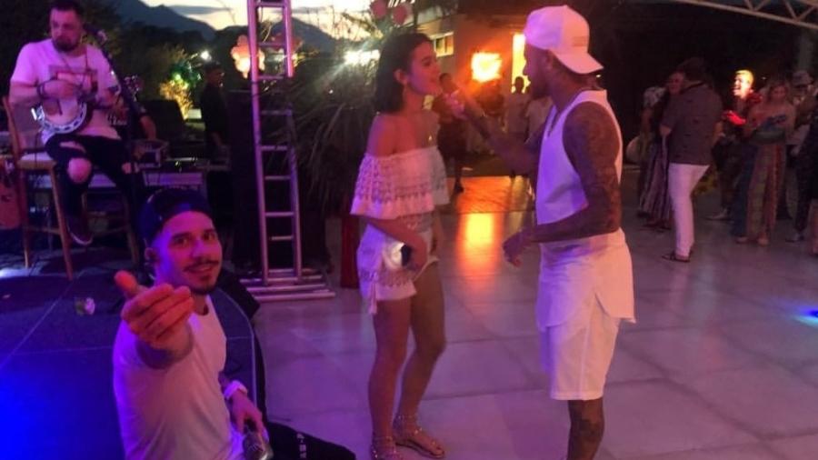 Neymar e Bruna Marquezine cantam em show do grupo Jeito Moleque durante o aniversário da atriz na mansão do namorado - Reprodução/Instagram/jeitomoleque