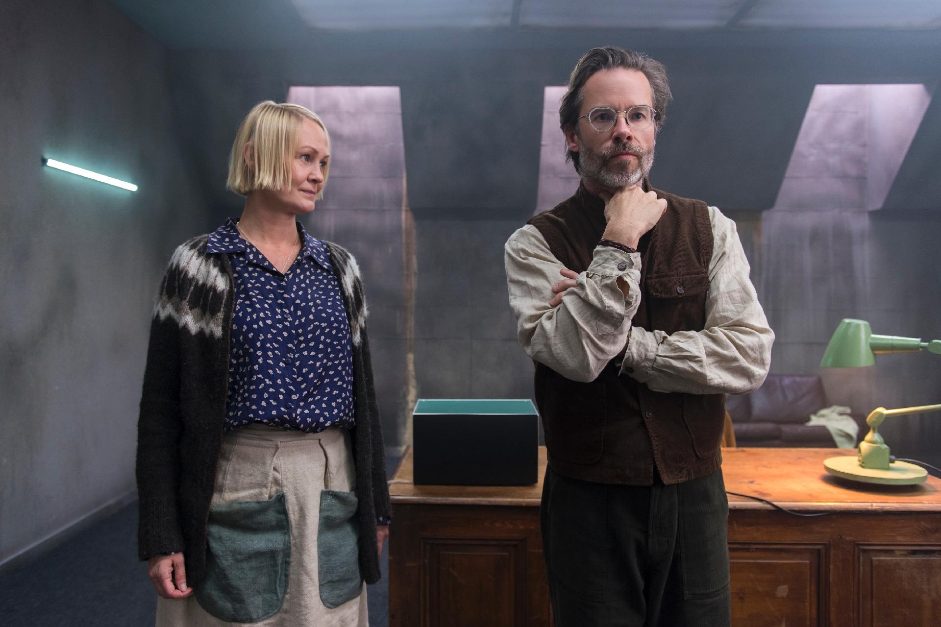 Runa (Ingunn Beate Øyen) e Dr. Halvorson (Guy Pearce) em cena de "Os Inocentes", da Netflix - Divulgação/Netflix