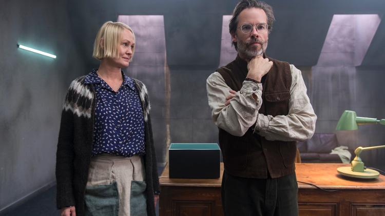 Runa (Ingunn Beate Øyen) e Dr. Halvorson (Guy Pearce) em cena de "Os Inocentes", da Netflix - Divulgação/Netflix - Divulgação/Netflix