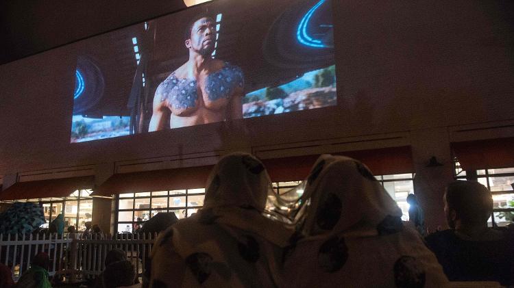 Público assiste a filme no Union Market, em Washington - Nicholas Kamm/AFP - Nicholas Kamm/AFP