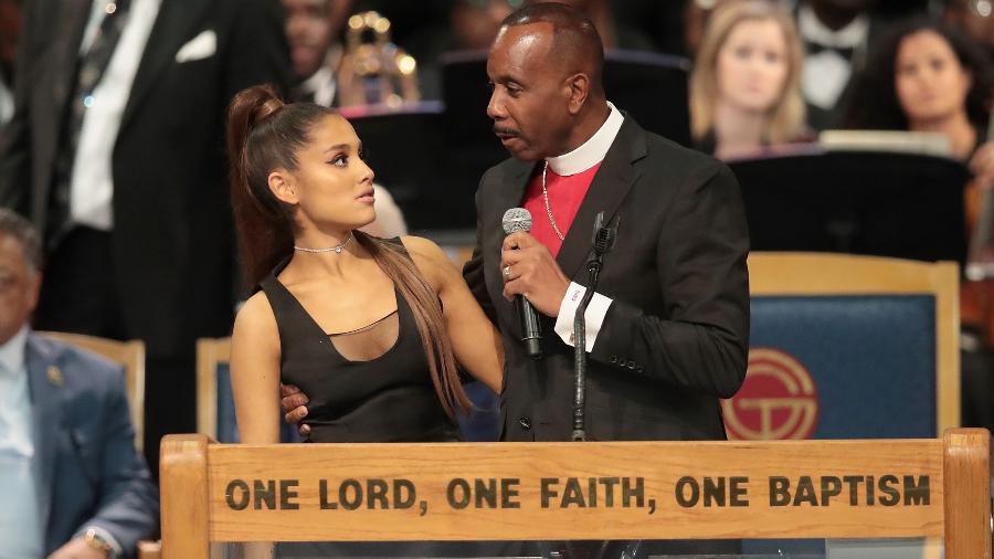 A cantora Ariana Grande e o pastor Charles Ellis III durante o funeral de Aretha Franklin, em Detroit - Scott Olson/Getty Images