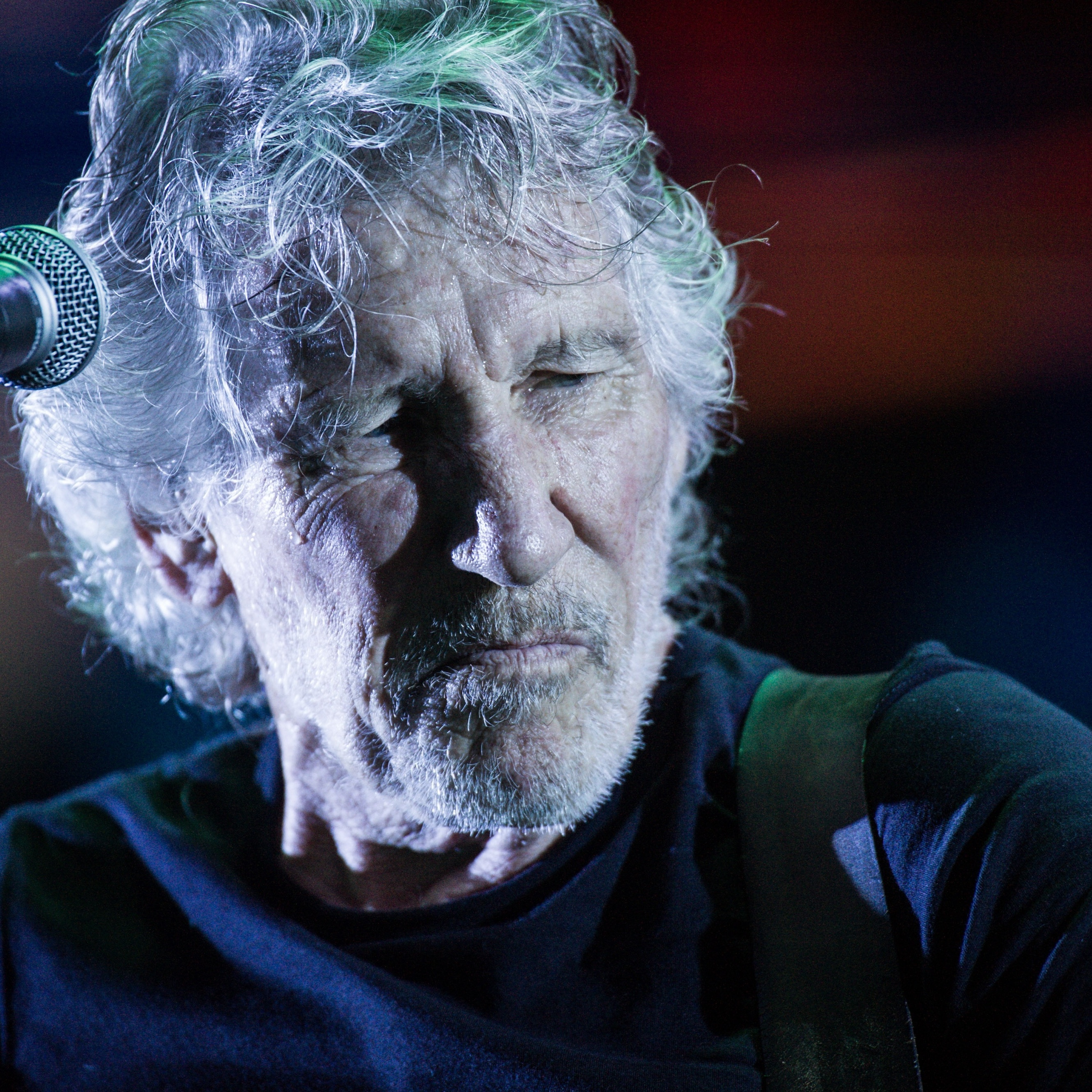 Roger Waters faz homenagem a Moa do Katendê no show de Salvador