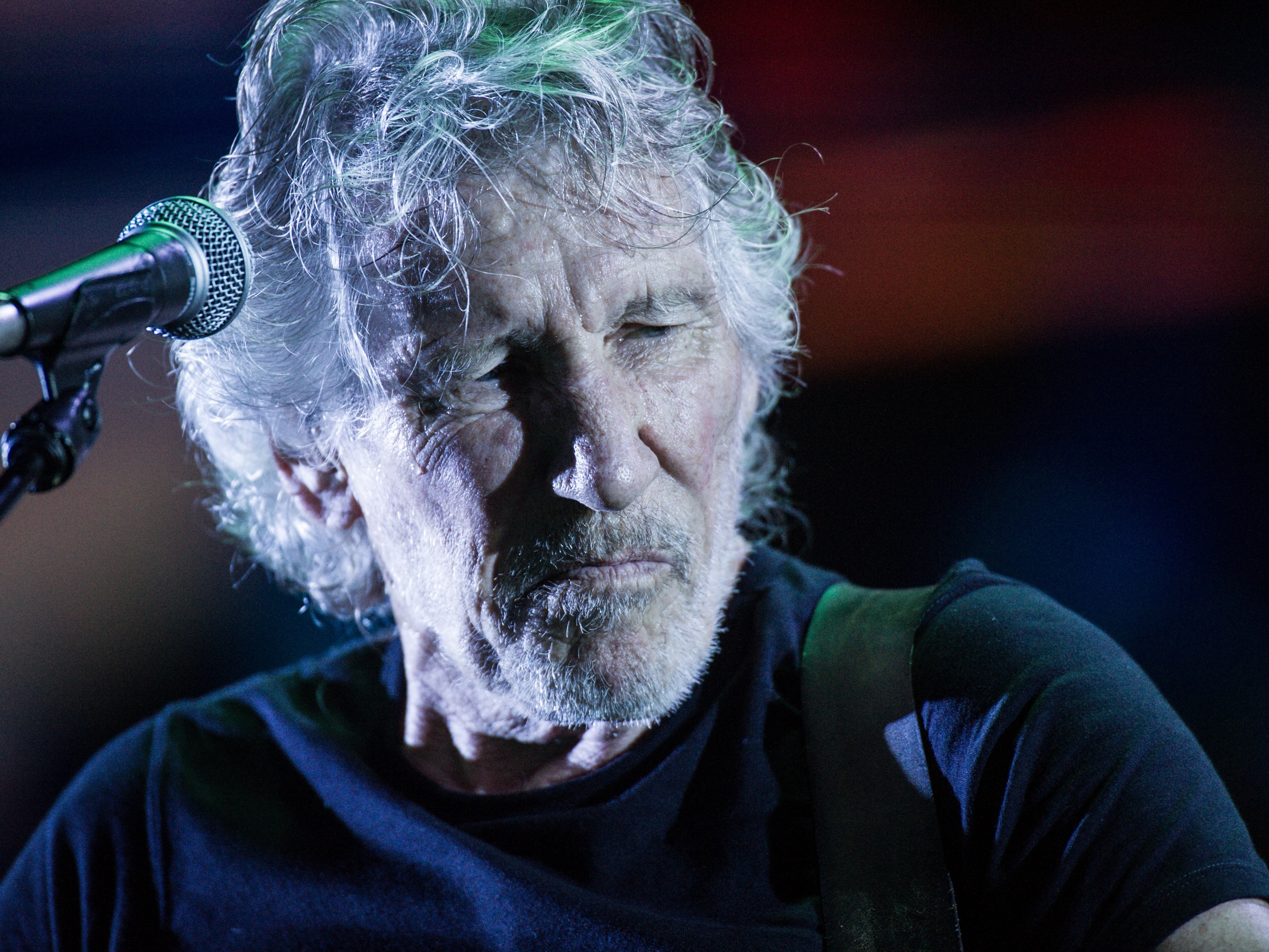 Roger Waters faz homenagem a Moa do Katendê no show de Salvador