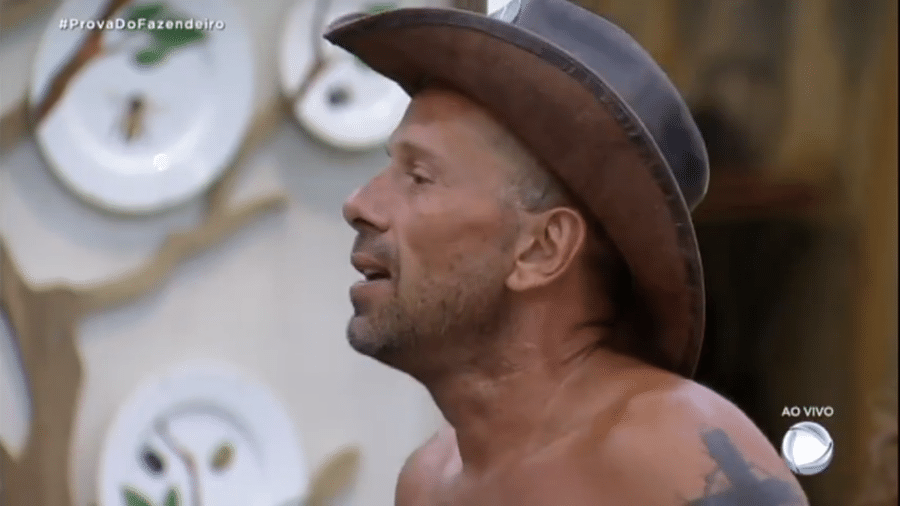Rafael faz discurso ao ganhar chapéu de fazendeiro - Reprodução/RecordTV