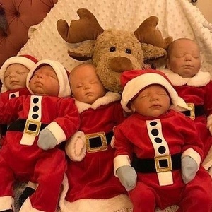 Mulher gasta R$ 2,7 mil em presentes de Natal para bonecas bebê reborn -  21/12/2018 - UOL Universa