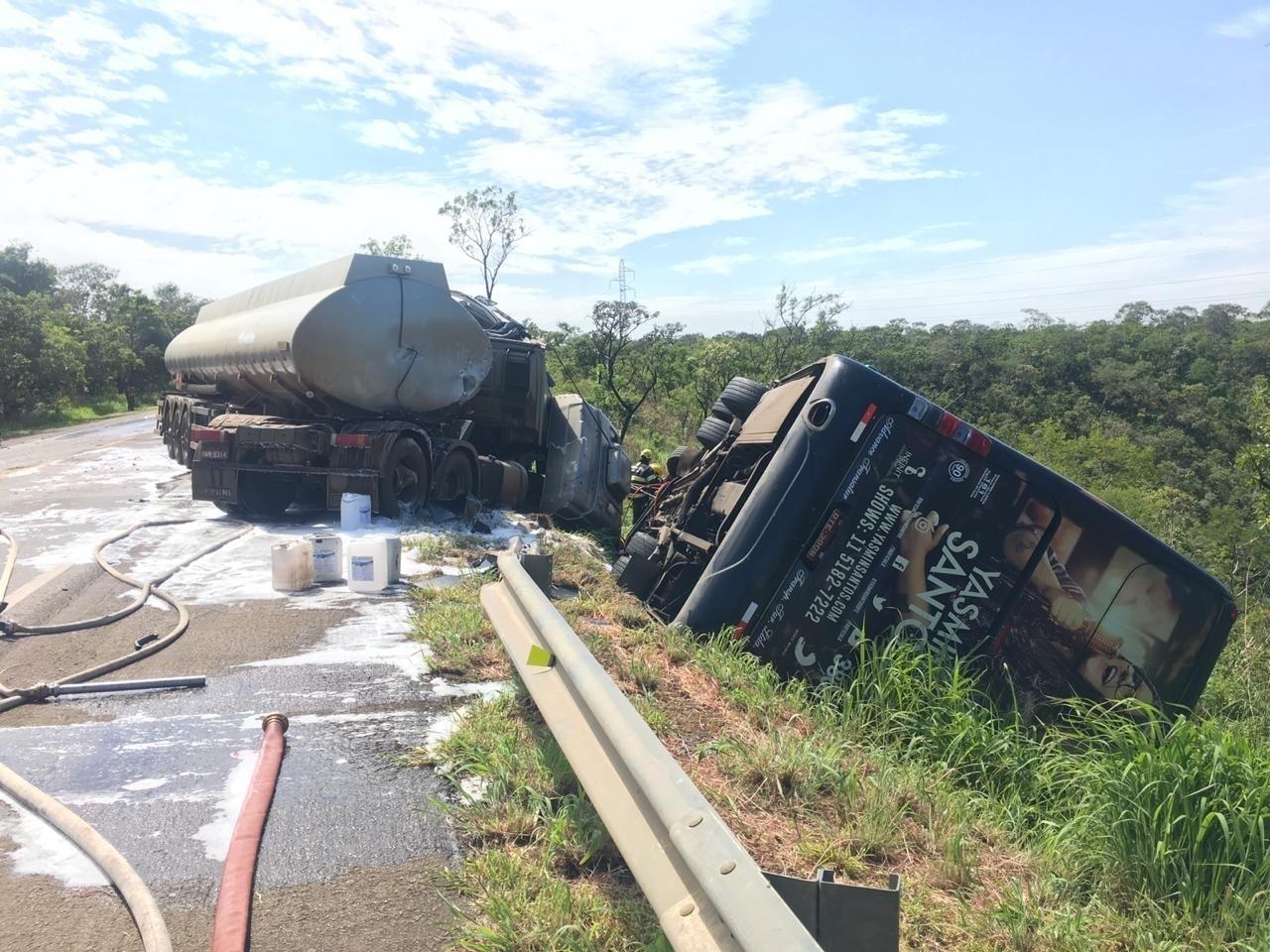 Ônibus da cantora Yasmin Santos cai na lateral da pista após colidir com caminhão-tanque na BR-040 próximo ao município de Cristalina (GO) - Divulgação/PRF