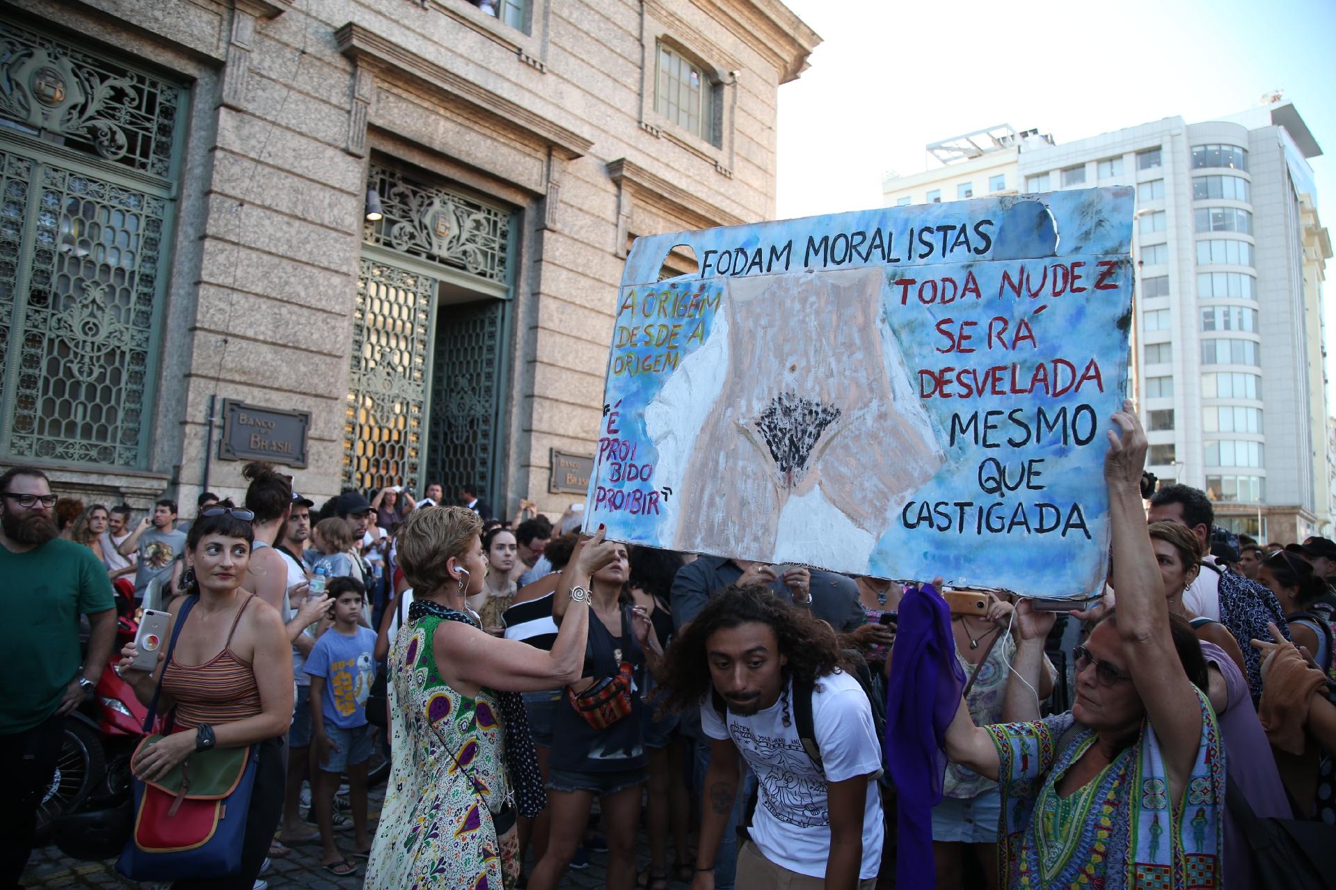 Público aproveitou o protesto para levar cartazes com frases contra a censura ao corpo feminino - Julio Cesar Guimaraes/UOL