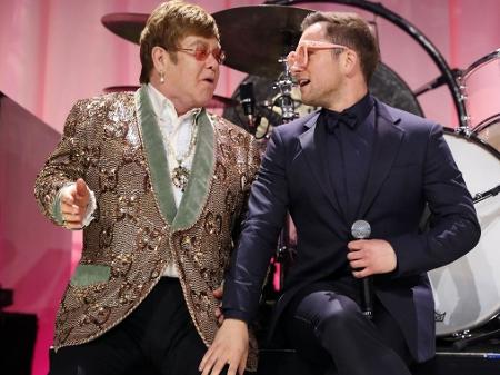 Elton John e Taron Egerton se apresentam juntos - Reprodução/Twitter