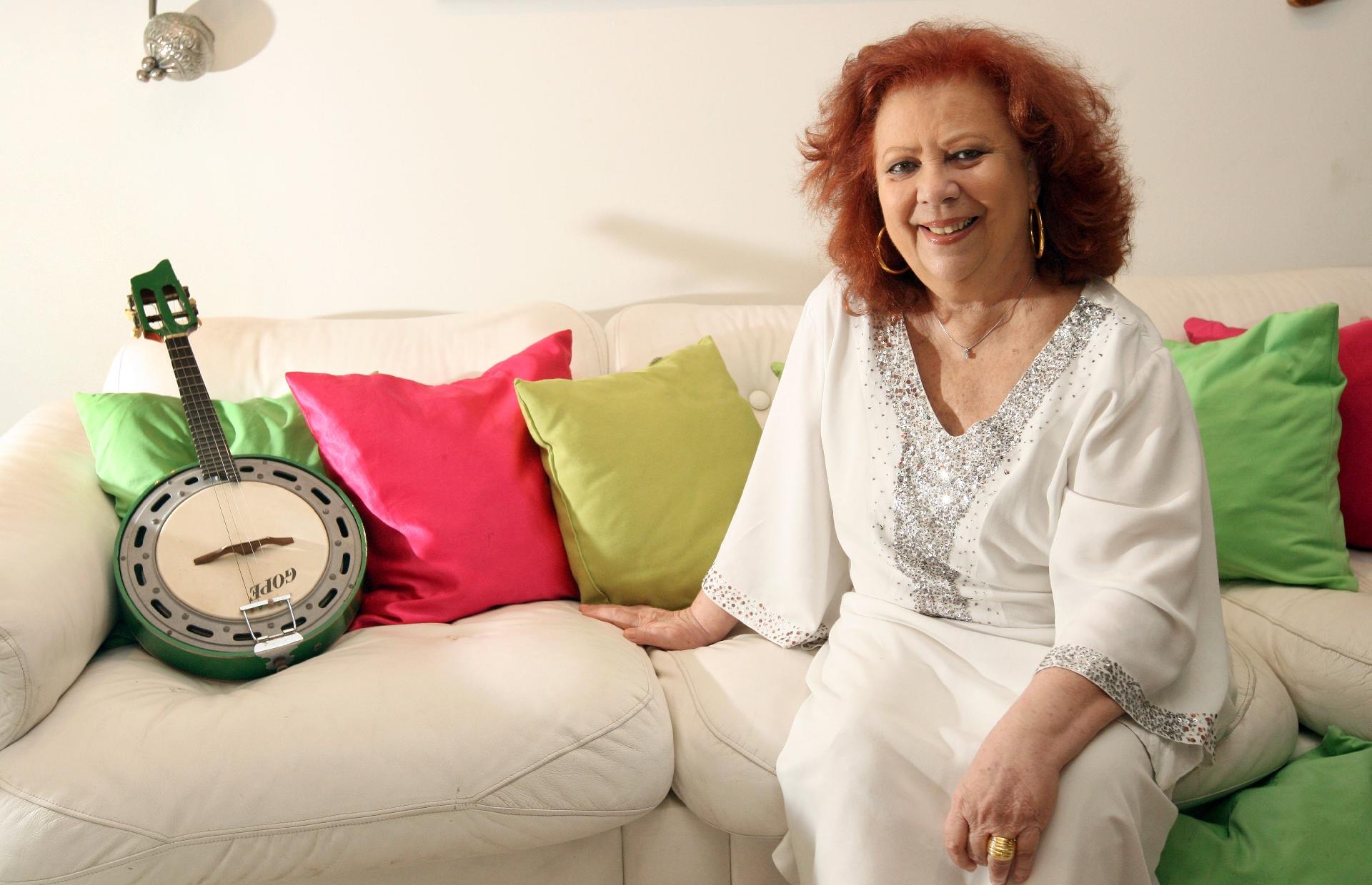 Beth Carvalho em ensaio fotográfico feito em seu apartamento, em São Conrado, no Rio de Janeiro, em 2013 - Marcos Arcoverde/Estadão Conteúdo