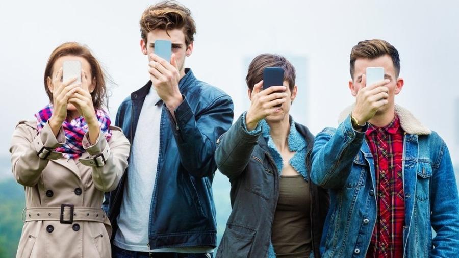 "A hiperexposição nos distancia muito da realidade do que somos: mostramos apenas o melhor de nós mesmos, em uma exigência de felicidade permanente que deixa muito pouco espaço para o sofrimento subjetivo", diz o autor de "Selfie, Logo Existo". - Getty Images