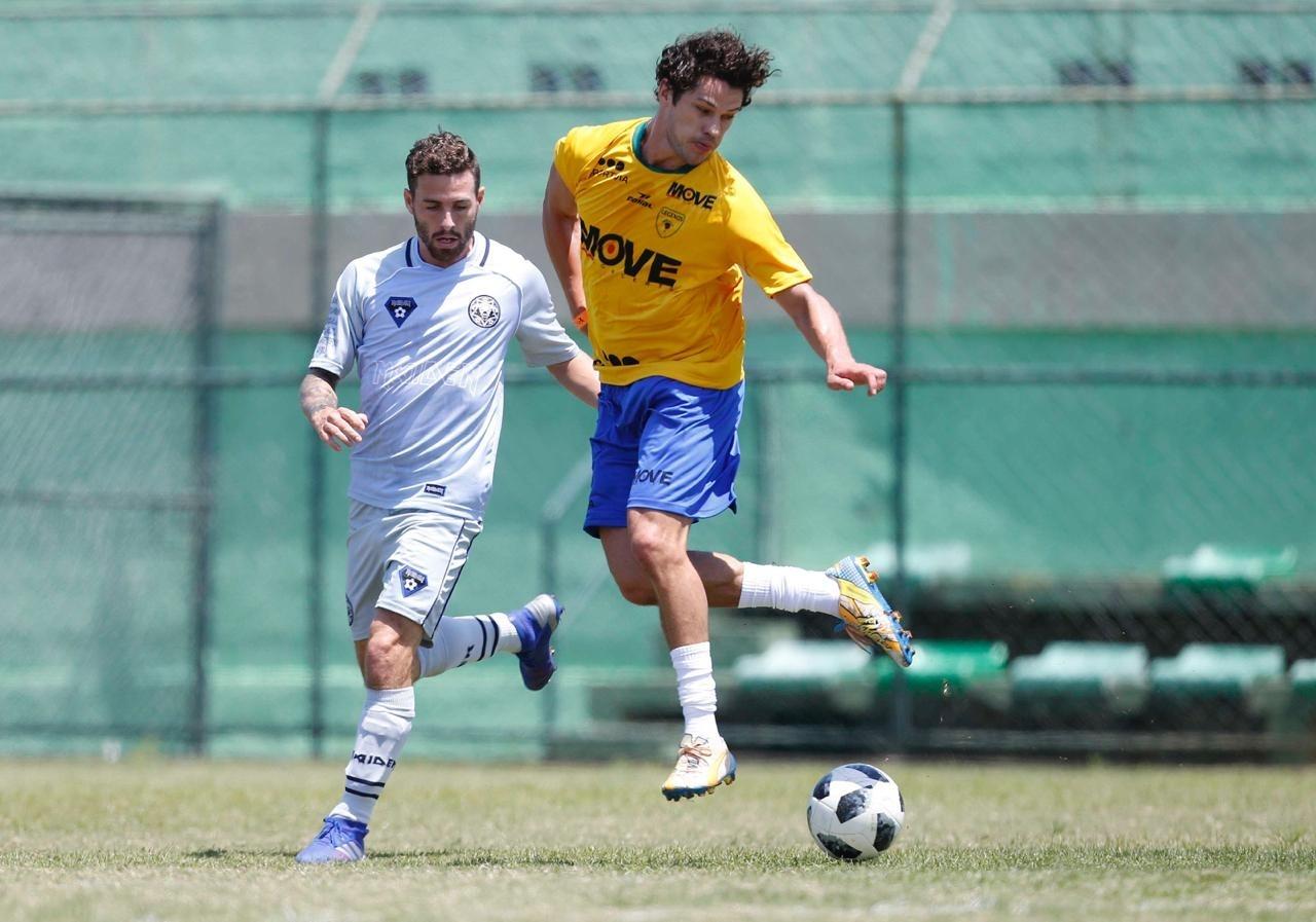 O ator José Loreto participa de jogo de futebol com Steve Harris, do Iron Maiden, e ex-jogadores - Divulgação/Move Concerts