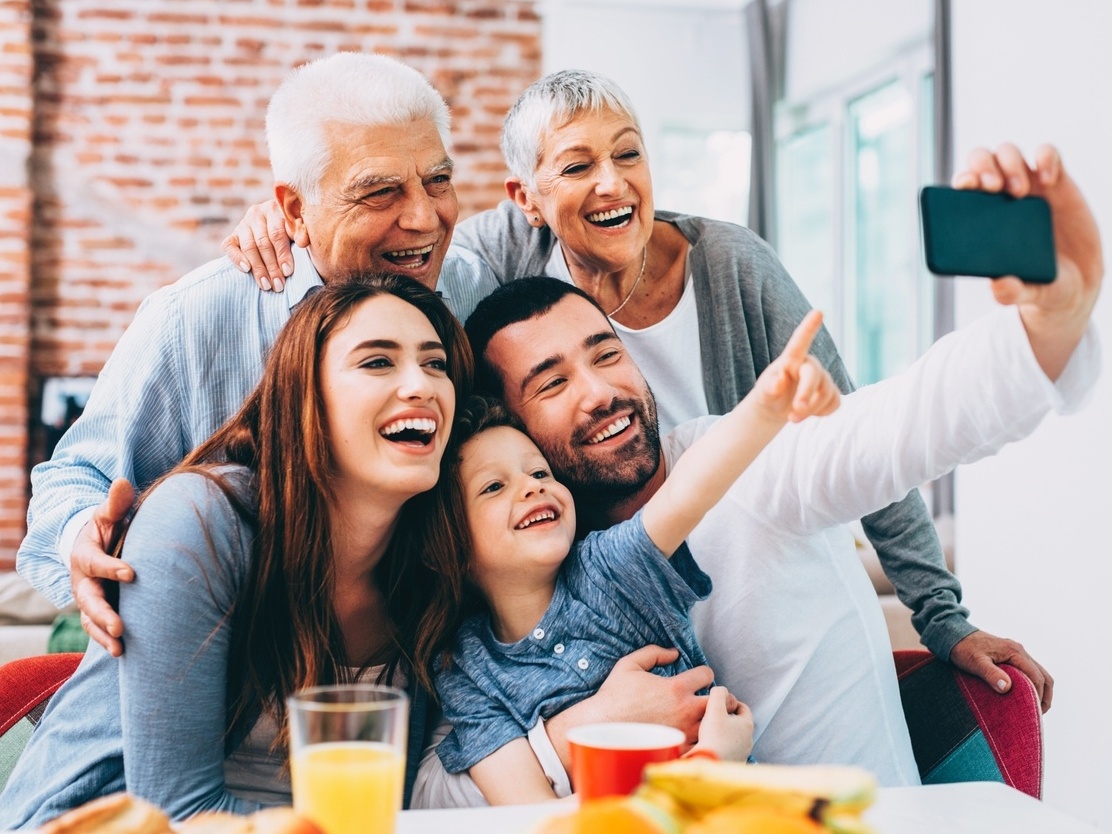 O pai é mãe estão discutindo sobre o relacionamento do filho deles com