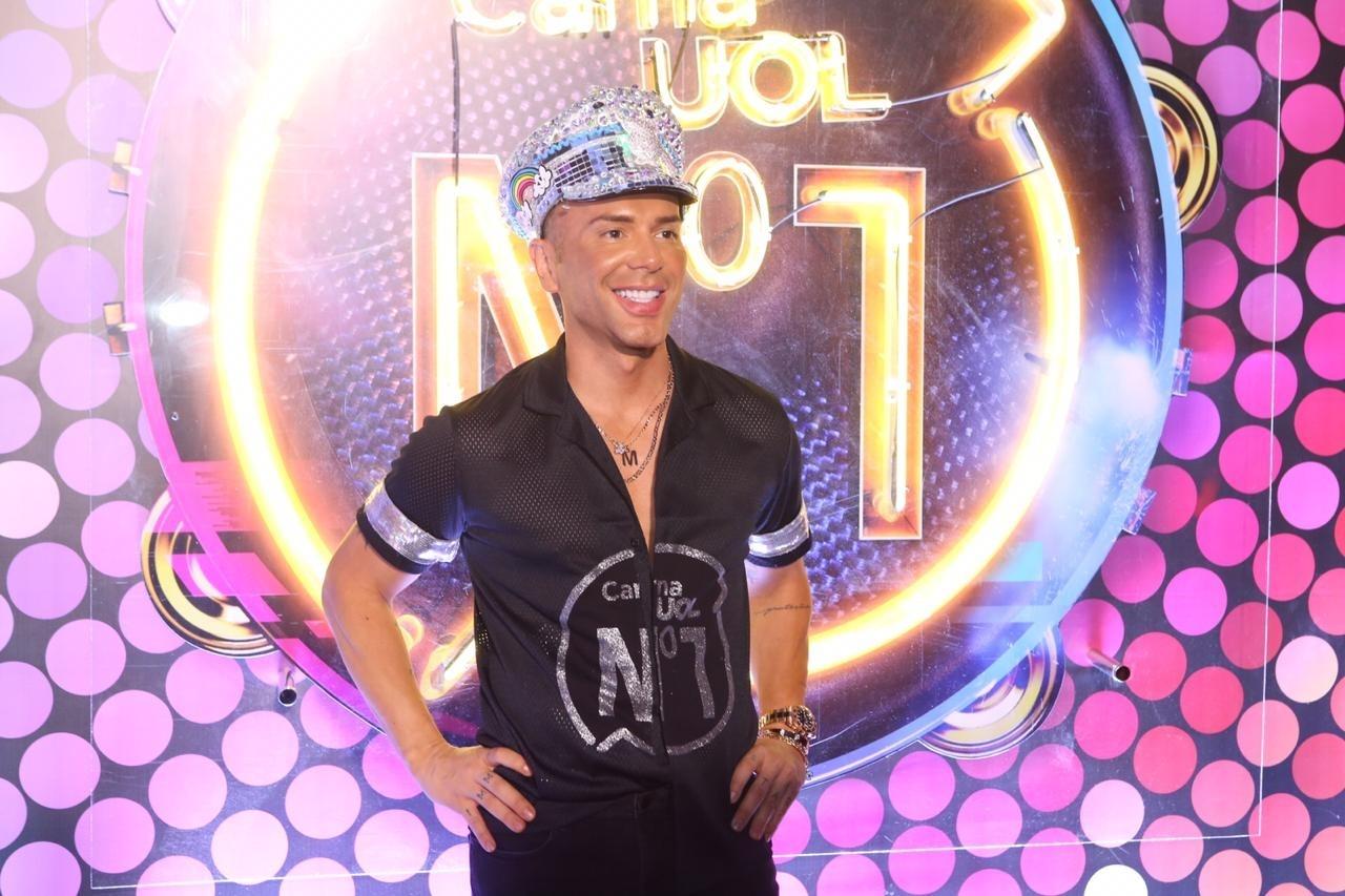 Matheus Mazzafera é o apresentador do Camarote CarnaUOL N1 na Marquês de Sapucaí, no Rio - Gianne Carvalho/UOL