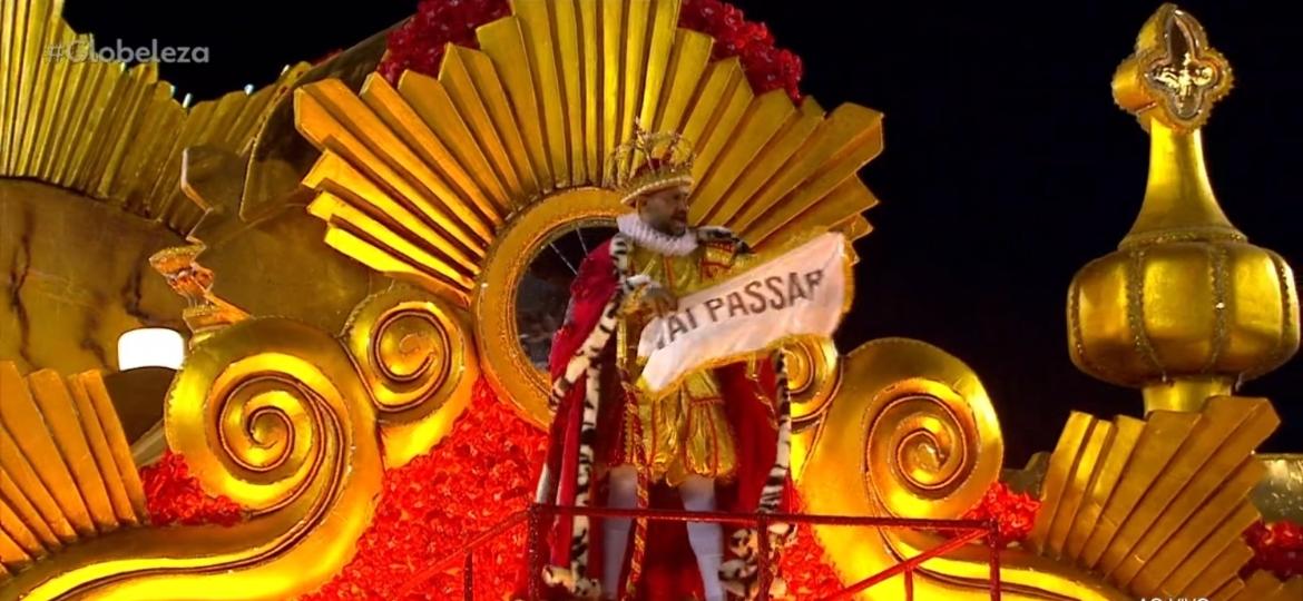 Leonardo Diniz representa "Rei do povo" e segura a faixa com a frase "Vai passar" em desfile da Paraíso do Tuiuti - Reprodução/TV Globo