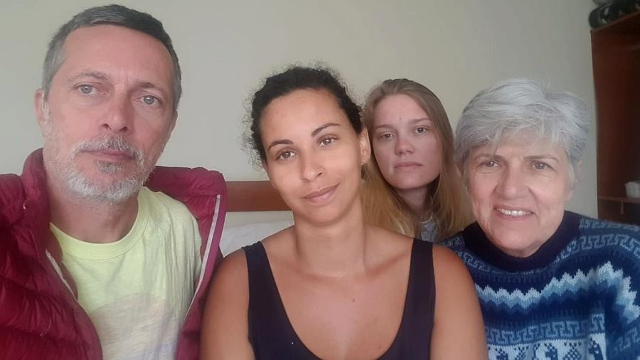 Joanna Oliveira (ao centro) está presa em Arequipa, no Peru, com outros três brasileiros - Joanna Oliveira